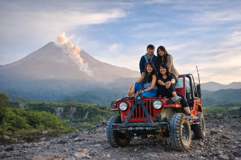 private-trip-merapi-jeep-lava-tour-bhumi-merapi-prambanan-obelix-hill-all-include-seharian